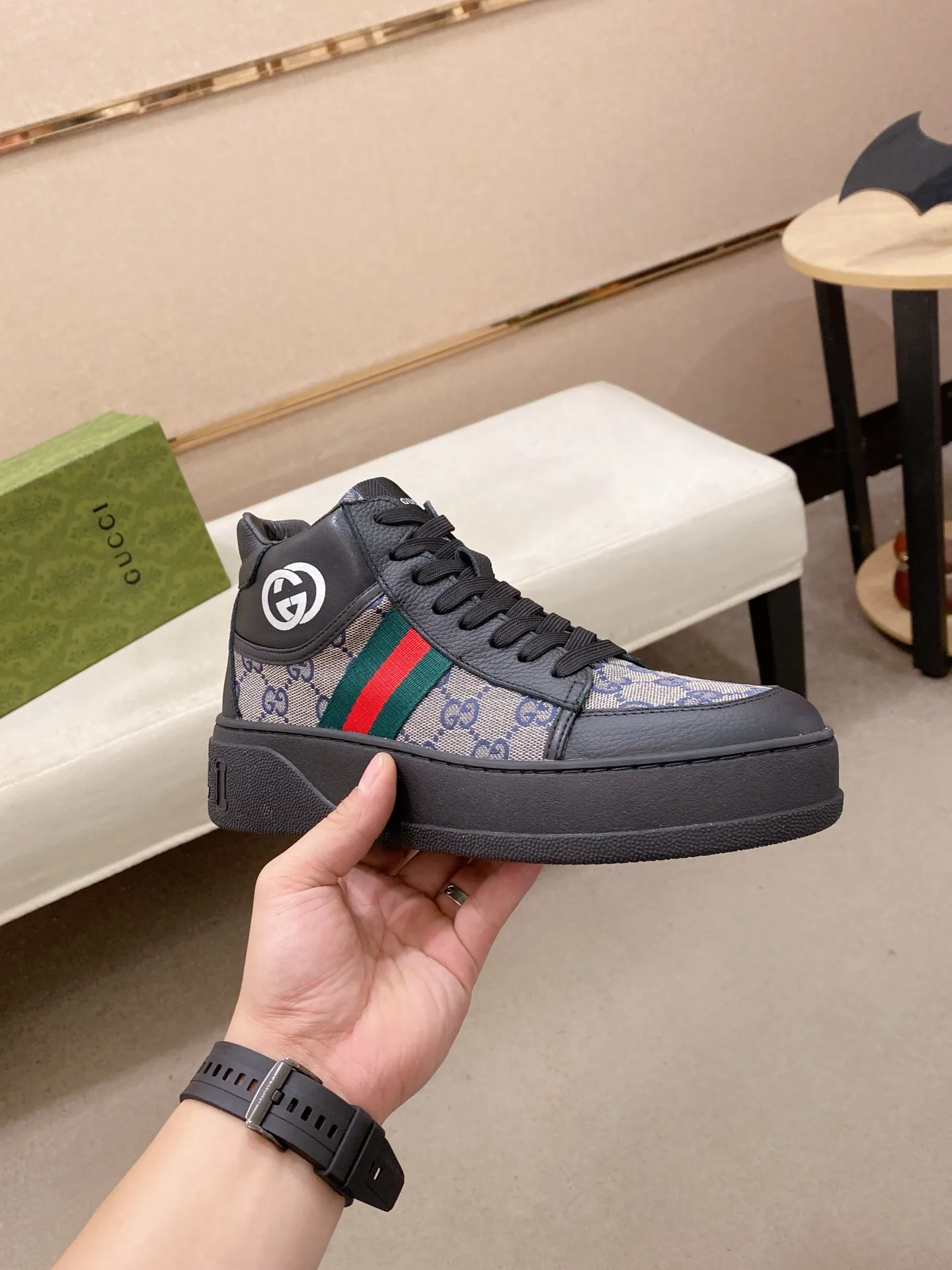 Factory price: 442💰 (GUCCI) The latest model from the official website🎁🎁Casual and fashionable men's shoes👟, hot style💥The style is simple and elegant, exclusive for trendy men. Unique official website's latest brand elements👑original Gucci decoration, fashionable and generous, the fabric is original cowhide ✅sheepskin lining, the official website specifies wear-resistant casual outsole, the classic model is taken in kind at the counter🎬38-44 (can be customized for 45 non-refundable)